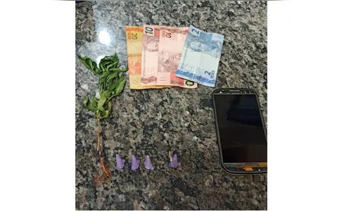 Jovem detido por tráfico em Apucarana chuta camburão e foge da PM