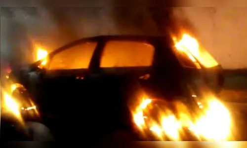 Homem é suspeito de atear fogo no carro da ex-mulher em Mauá da Serra