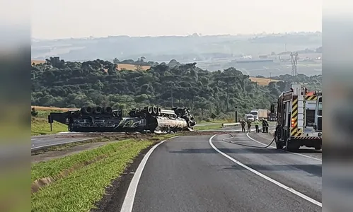 Caminhão com 50 mil litros de combustível tomba na PR-151; há risco de explosão