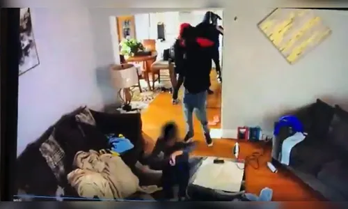 Garoto de 5 anos ataca assaltantes armados para defender a mãe; Assista