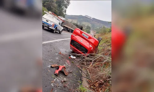 Carro capota na BR-376 entre Mauá da Serra e Ortigueira