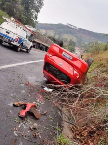 Carro capota na BR-376 entre Mauá da Serra e Ortigueira