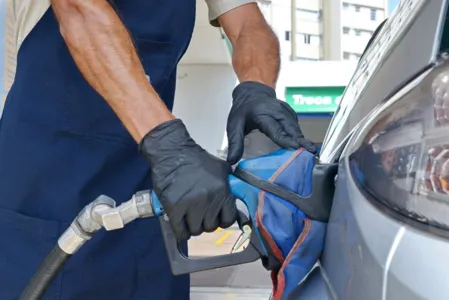 Preço da gasolina sobe 15% e setor aguarda nova alta