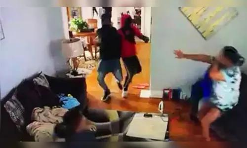 Para proteger a mãe, menino de 5 anos tenta desarmar assaltante; assista