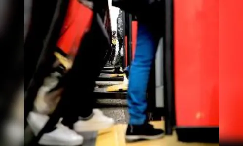 Ônibus de Curitiba descumprem regra e trafegam lotados durante a pandemia