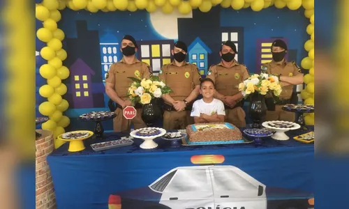 PMs de Arapongas participam de aniversário de garoto fã da polícia