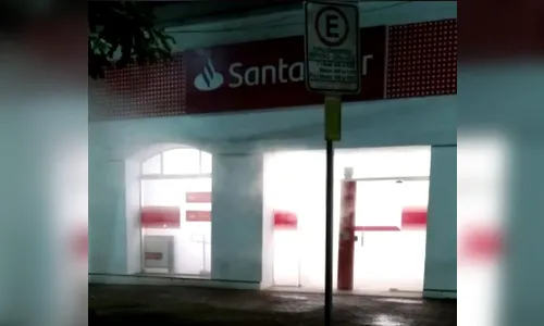 Fumaça registrada em banco é dispositivo de segurança; Vídeo
