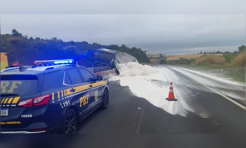 Caminhão carregado com calcário tomba na BR-376 em Marilândia do Sul