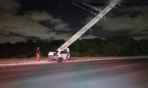 Carro de luxo bate contra caminhão e motorista morre na hora