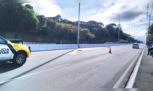 Morre motociclista após passar por cima de pneu e ser jogado contra poste