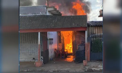 Residência pega fogo e fica completamente destruída em Rolândia; Assista
