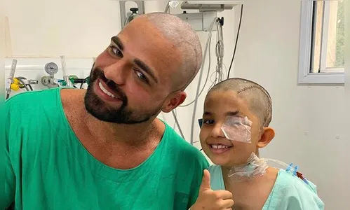Apoio: médico deixa criança que teve tumor no cérebro raspar cabelo dele