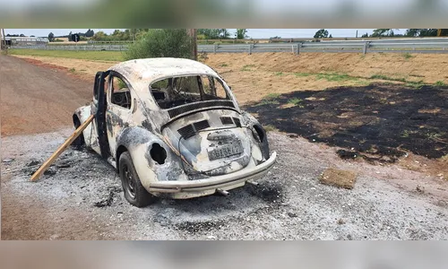 Fusca fica destruído após incêndio em Mauá da Serra