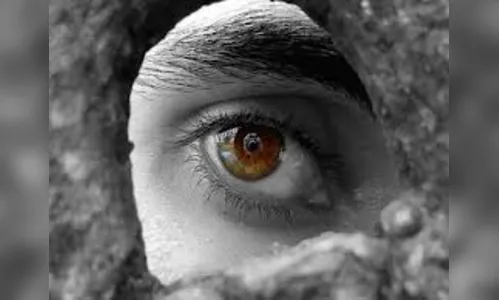 Mulher vai tomar banho e percebe homem olhando pela janela em Marilândia do Sul