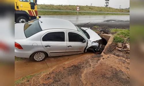Carro de Apucarana se envolve em acidente na BR-376 em Mauá da Serra