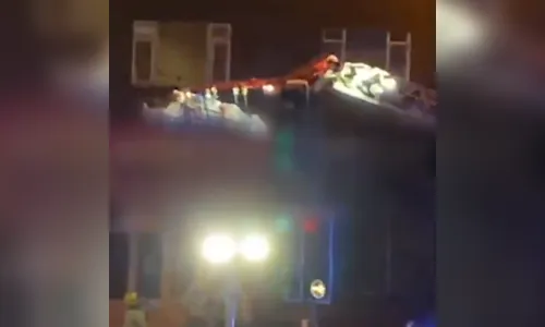 Homem de 317 quilos é retirado de seu apartamento por um guindaste