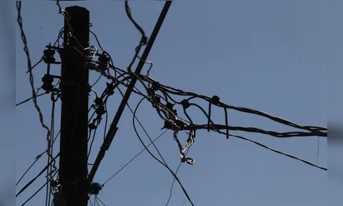 Homem embriagado sobe em poste para furtar fios em Apucarana