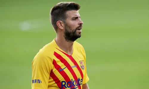 Piqué critica Barcelona por situação contratual de Messi