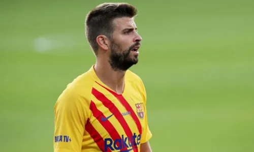 Piqué critica Barcelona por situação contratual de Messi