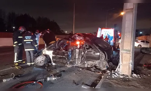 Homem morre e três pessoas ficam  feridas após carro bater em poste em Piraquara