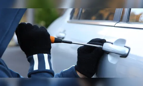 Carro estacionado em frente de casa é roubado em Apucarana