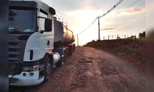 Caminhão tem carga roubada e motorista é feito refém na região