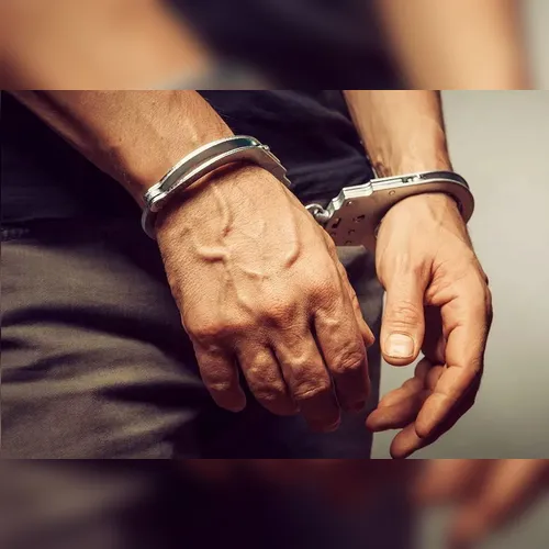 Homem com mandado ativo é preso após ser flagrado fazendo manobras perigosas em carro