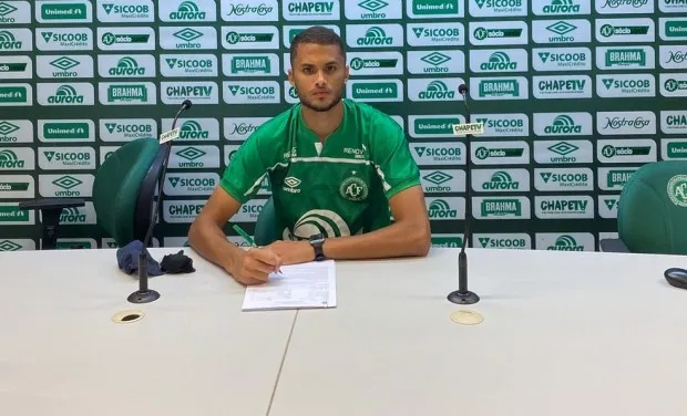 Zagueiro de Umuarama ex-Palmeiras e São Paulo assina com a Chapecoense