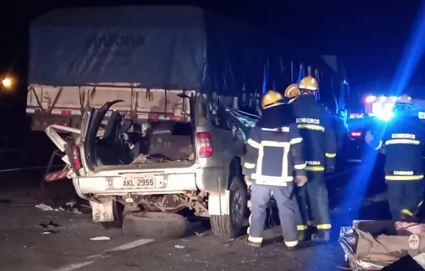 Quatro pessoas morreram e uma ficou gravemente ferida em um acidente na noite deste domingo (25), no KM 63, na pista sentido Litoral da BR-277, em São José dos Pinhais