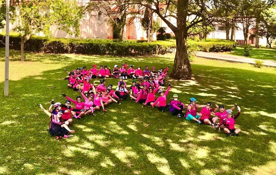 Ciclistas de Apucarana realizam pedal solidário em apoio ao Outubro Rosa