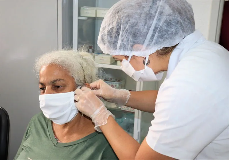 Pacientes recebem próteses auditivas no Jaime de Lima