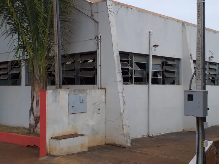 Vândalos quebram 40 janelas de ginásio em São Pedro do Ivaí