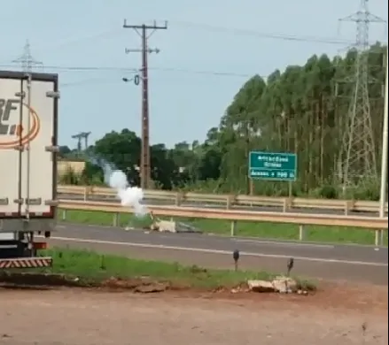 Deitado na rodovia, homem solta rojões e é retirado pela GM; assista