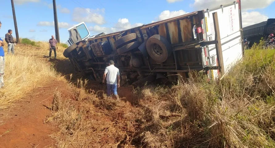 Caminhão de Londrina tomba na saída de Ivaiporã