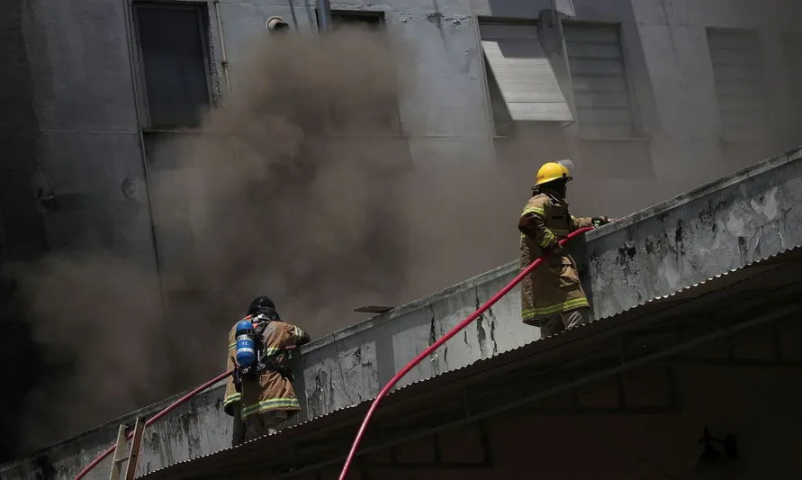 Bombeiros controlam incêndio no hospital de Bonsucesso