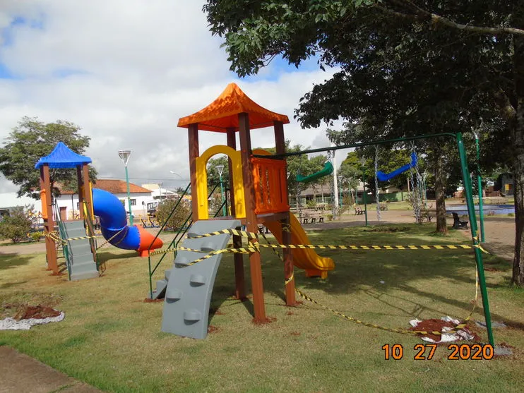 Prefeitura de Sabáudia instala brinquedos na Praça Antonio Zanin