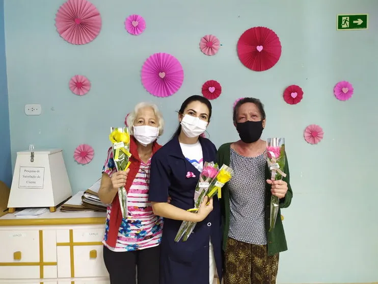 Pacientes do Providência ganham rosas de voluntárias