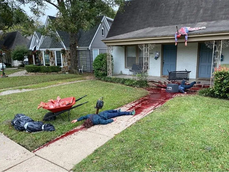 Decoração realista de Halloween faz vizinhos chamarem a polícia; confira as fotos