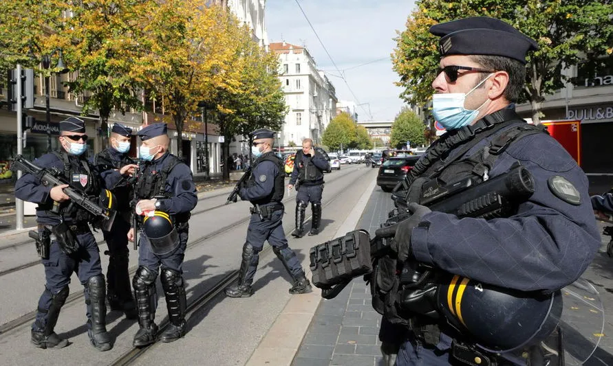 França eleva nível de ameaça à segurança para patamar mais alto