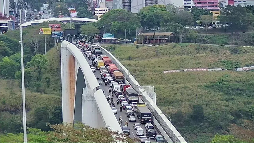 Transportadores paraguaios protestam e bloqueiam Ponte Internacional da Amizade
