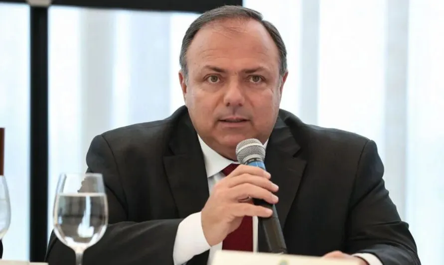 Em tratamento contra a Covid, ministro da Saúde é internado em Brasília