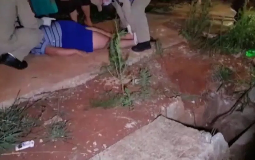 A vítima caiu dentro do buraco e a estrutura de concreto caiu sobre ela