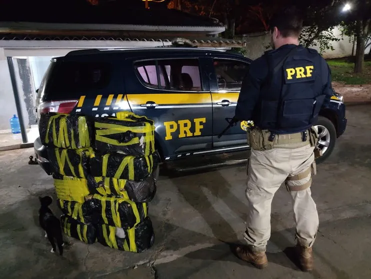 PRF encontra 159 kg de maconha em fundo falso de caminhão