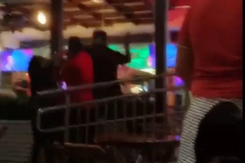 Mulher apanha do marido ao defender irmão em briga de bar