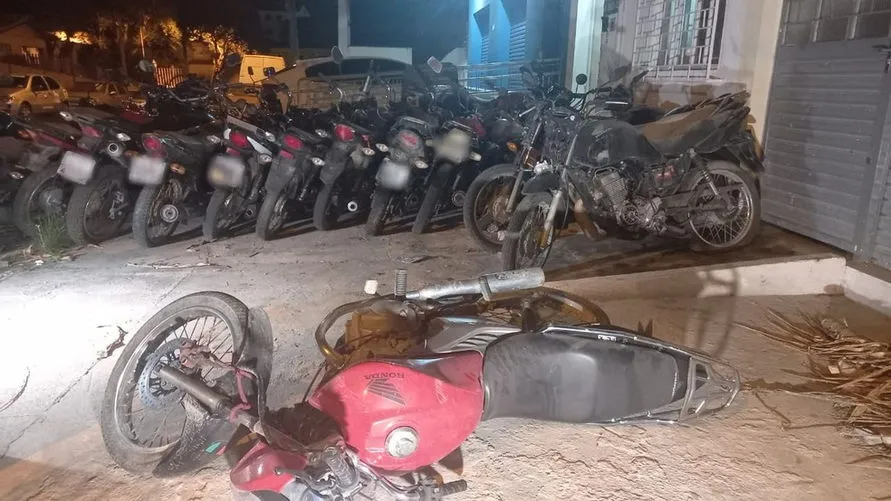 Moradores flagram homem roubando moto em frente à delegacia