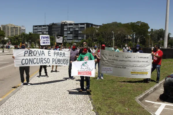 Professores organizam protesto em frente ao Palácio Iguaçu