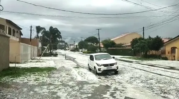Tempestade de granizo parecendo neve cobriu Curitiba; Vídeo