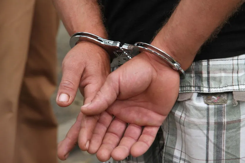 Suspeito de tráfico é preso por desobediência: “não acharam nada né," disse o homem