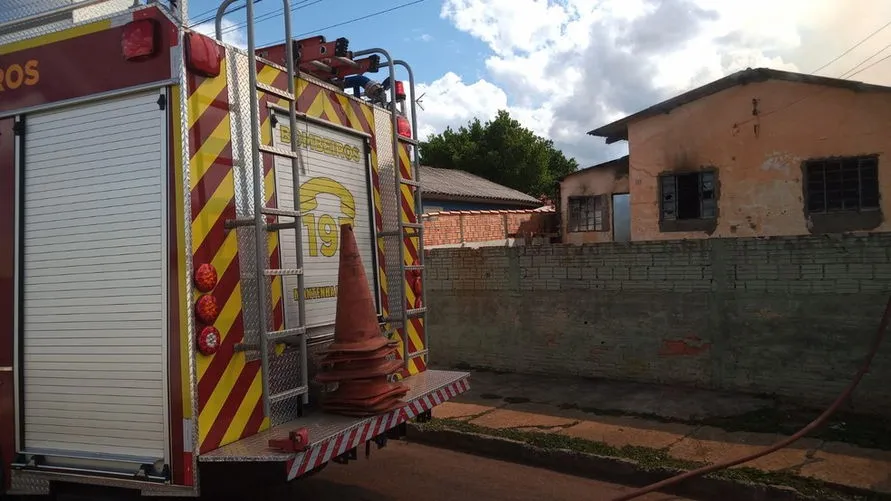 Condutor sem CNH tem casa incendiada após atropelar criança de 10 anos