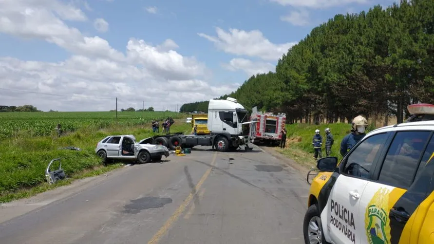 Acidente entre automóvel e caminhão deixa uma vítima fatal na PR-151